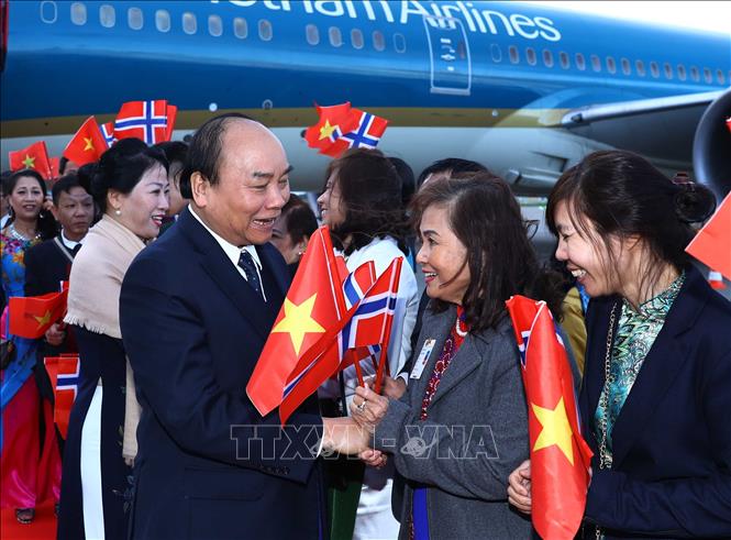 Trong ảnh: Cán bộ, nhân viên Đại sứ quán và đại diện cộng đồng người Việt Nam tại Na Uy đón Thủ tướng Nguyễn Xuân Phúc và Phu nhân tại sân bay Oslo, Gardermoen. Ảnh: Thống Nhất – TTXVN