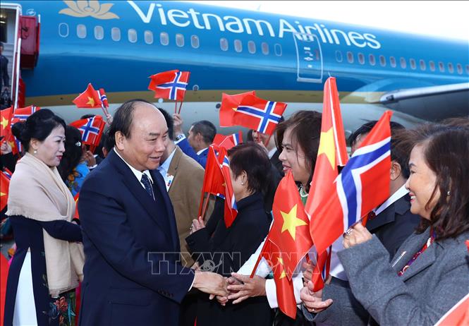Trong ảnh: Cán bộ, nhân viên Đại sứ quán và đại diện cộng đồng người Việt Nam tại Na Uy đón Thủ tướng Nguyễn Xuân Phúc và Phu nhân tại sân bay Oslo, Gardermoen. Ảnh: Thống Nhất – TTXVN
