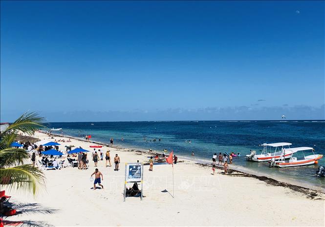 Trong ảnh: Khách du lịch trên bãi biển ở Puerto Morelos, bang Quintana Roo, Mexico, ngày 14/2/2019. Ảnh: AFP/ TTXVN