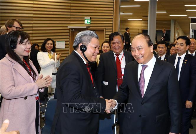 Trong ảnh: Thủ tướng Nguyễn Xuân Phúc với các đại biểu dự diễn đàn. Ảnh: Thống Nhất – TTXVN