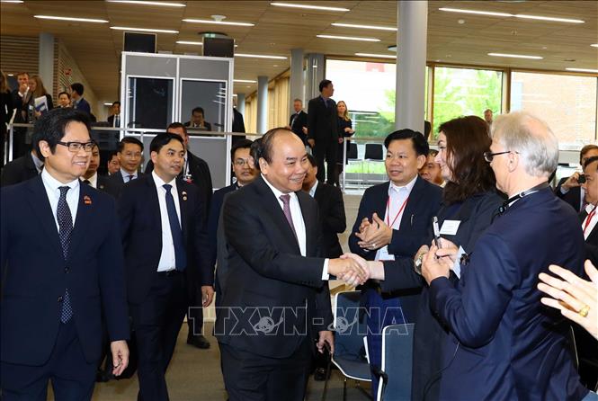 Trong ảnh: Thủ tướng Nguyễn Xuân Phúc với các đại biểu dự diễn đàn. Ảnh: Thống Nhất – TTXVN
