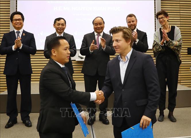 Trong ảnh: Thủ tướng Nguyễn Xuân Phúc chứng kiến Lễ ký kết Thỏa thuận hợp tác giữa các doanh nghiệp Việt Nam và Na Uy. Ảnh: Thống Nhất – TTXVN