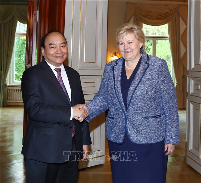 Trong ảnh: Thủ tướng Na Uy Erna Solberg đón Thủ tướng Nguyễn Xuân Phúc. Ảnh: Thống Nhất – TTXVN
