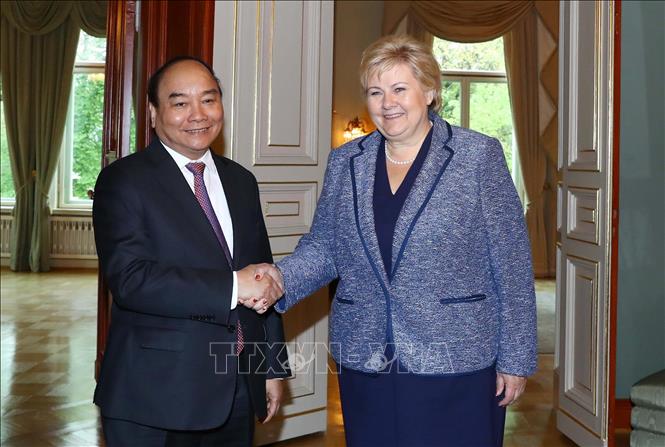Trong ảnh: Thủ tướng Na Uy Erna Solberg đón Thủ tướng Nguyễn Xuân Phúc. Ảnh: Thống Nhất – TTXVN
