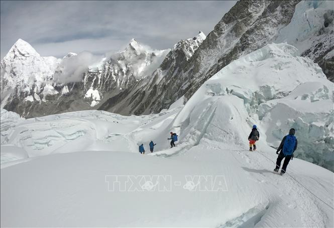 Trong ảnh: Những người leo núi trong hành trình chinh phục đỉnh Everest. Ảnh: AFP/TTXVN