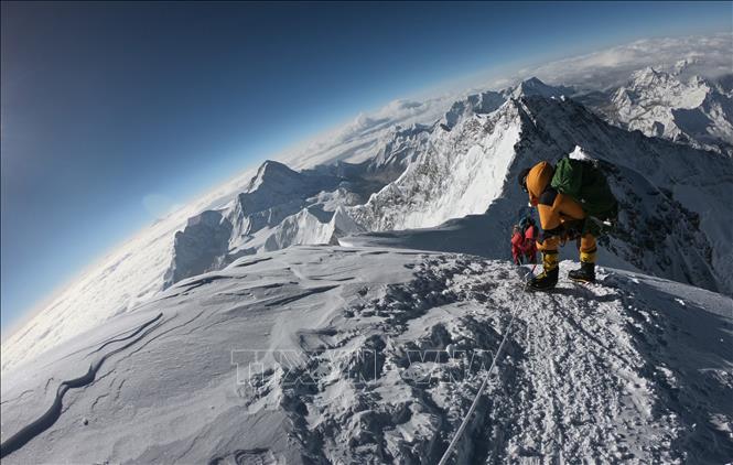 Trong ảnh: Những người leo núi trong hành trình chinh phục đỉnh Everest. Ảnh: AFP/TTXVN