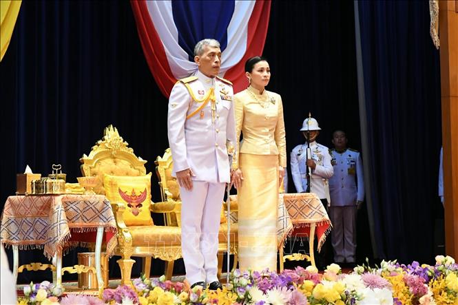 Trong ảnh: Nhà vua Maha Vajiralongkorn và  Hoàng hậu Thái Lan Suthida  tại lễ khai mạc phiên họp đầu tiên của Quốc hội mới ở Bangkok, Thái Lan ngày 24/5. Ảnh: AFP/TTXVN