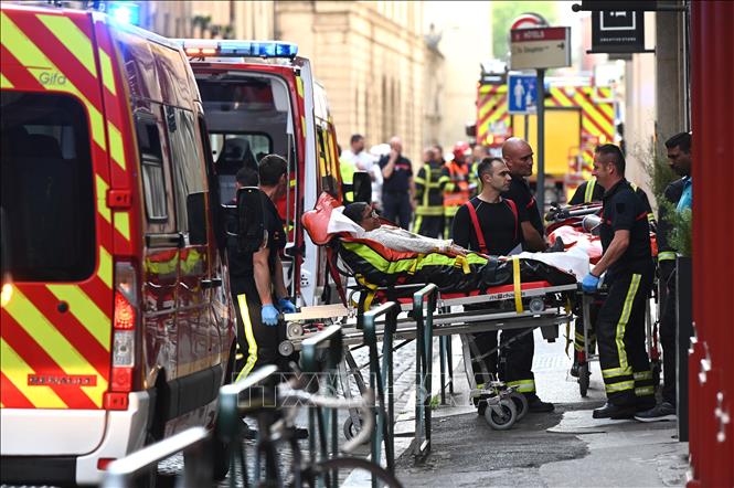 Trong ảnh: Lực lượng cứu hộ chuyển người bị thương tại hiện trường vụ nổ gói bưu kiện nghi là bom ở Lyon, Pháp ngày 24/5/2019. Ảnh: AFP/TTXVN