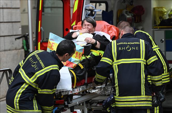 Trong ảnh: Lực lượng cứu hộ chuyển người bị thương tại hiện trường vụ nổ gói bưu kiện nghi là bom ở Lyon, Pháp ngày 24/5/2019. Ảnh: AFP/TTXVN