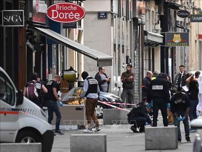 Trong ảnh: Cảnh sát Pháp điều tra tại hiện trường vụ nổ gói bưu kiện nghi là bom trên phố đi bộ ở Lyon ngày 24/5/2019. Ảnh: AFP/TTXVN