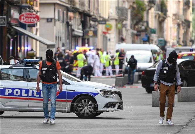 Trong ảnh: Cảnh sát Pháp điều tra tại hiện trường vụ nổ gói bưu kiện nghi là bom trên phố đi bộ ở Lyon ngày 24/5/2019. Ảnh: AFP/TTXVN