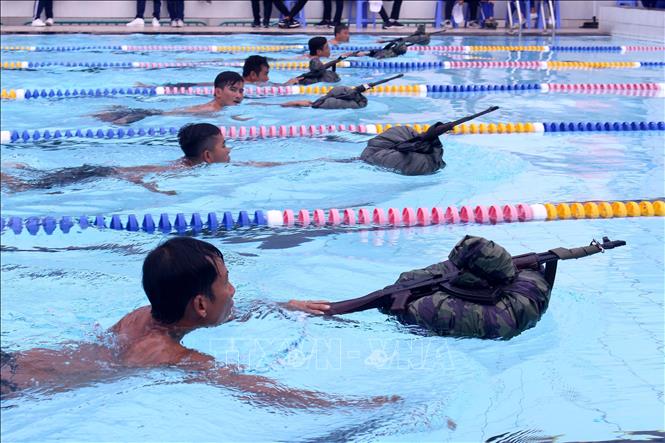 Trong ảnh: Bộ đội Bộ chỉ huy quân sự tỉnh Bình Thuận biểu diễn kỹ năng bơi tại chương trình. Ảnh: Hồng Hiếu- TTXVN