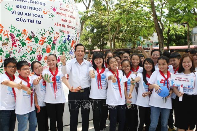 Trong ảnh: Bộ trưởng Bộ Lao động - Thương binh và Xã hội Đào Ngọc Dung cùng các em học sinh hô khẩu hiệu phát động Tháng hành động vì trẻ em. Ảnh: Thanh-Tùng-TTXVN