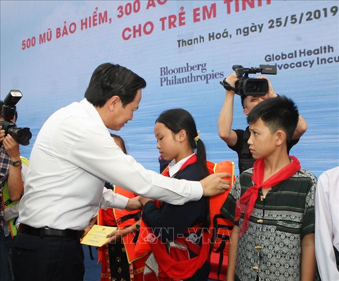 Trong ảnh: Bộ trưởng Bộ Lao động - Thương binh và Xã hội Đào Ngọc Dung tặng áo phao cho các em nhỏ tại buổi lễ. Ảnh: Thanh Tùng-TTXVN