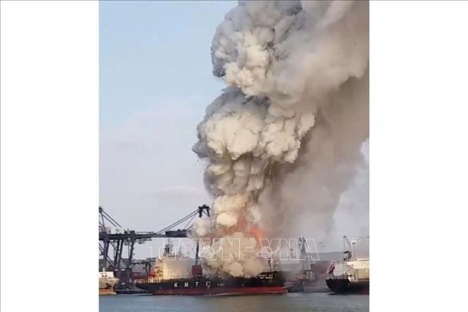 Trong ảnh: Khói lửa bốc ngùn ngụt trên tàu chở hàng KMTC Hong Kong neo đậu ở cảng Laem Chabang, tỉnh Chonburi, Thái Lan ngày 25/5/2019. Ảnh: REUTERS/TTXVN