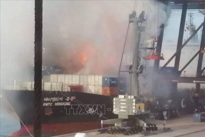 Trong ảnh: Khói lửa bốc ngùn ngụt trên tàu chở hàng KMTC Hong Kong neo đậu ở cảng Laem Chabang, tỉnh Chonburi, Thái Lan ngày 25/5/2019. Ảnh: REUTERS/TTXVN