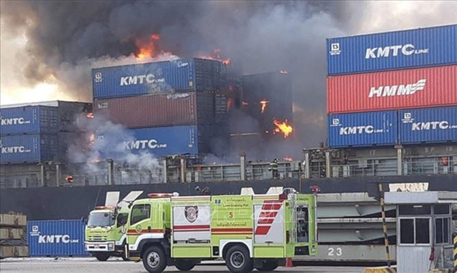 Trong ảnh: Khói lửa bốc ngùn ngụt trên tàu chở hàng KMTC Hong Kong neo đậu ở cảng Laem Chabang, tỉnh Chonburi, Thái Lan ngày 25/5/2019. Ảnh: Maritimebulletin/TTXVN