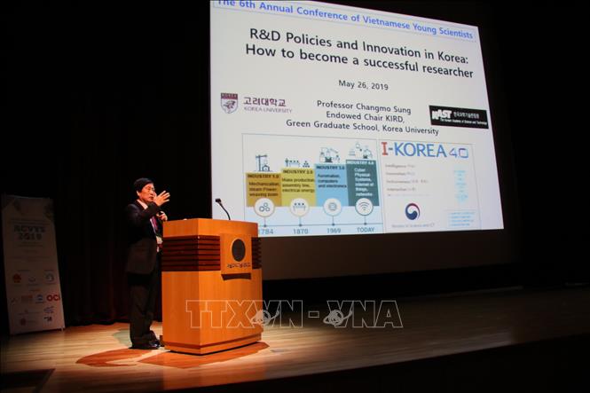 Trong ảnh: Giáo sư, Tiến sỹ Changmo Sung trình bày chính sách nghiên cứu - phát triển của Hàn Quốc tại hội thảo. Ảnh: Mạnh Hùng - TTXVN