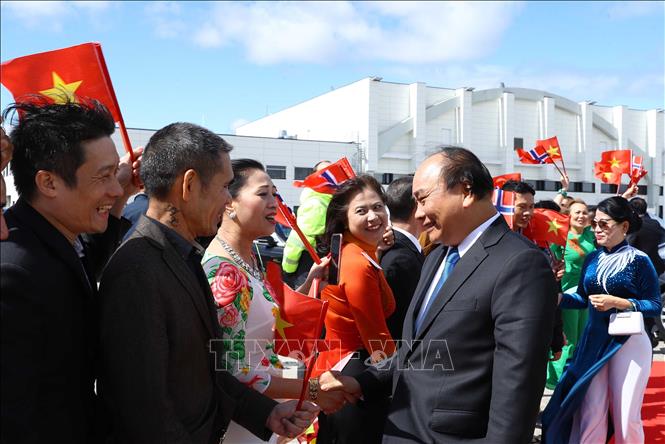 Trong ảnh: Cán bộ, nhân viên Đại sứ quán và đại diện cộng đồng người Việt Nam tại Na Uy tiễn Thủ tướng Nguyễn Xuân Phúc và Phu nhân tại sân bay Oslo, Gardermoen. Ảnh: Thống Nhất – TTXVN