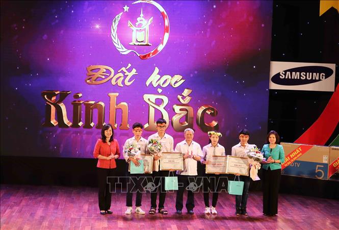Trong ảnh: Ban tổ chức trao giải cho các thí sinh. Ảnh: Thái Hùng – TTXVN