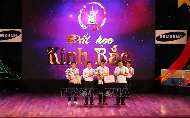 Trong ảnh: Ban tổ chức trao giải cho các thí sinh. Ảnh: Thái Hùng – TTXVN