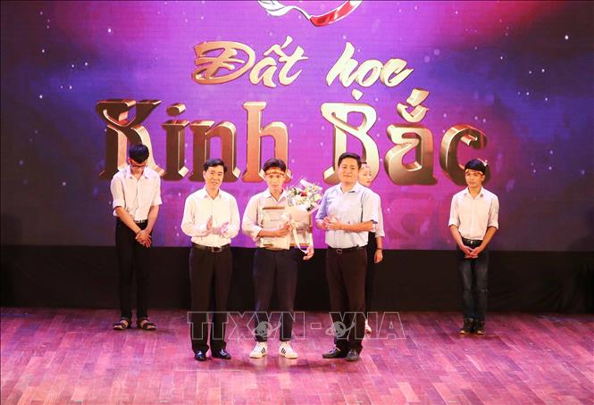 Trong ảnh: Ban tổ chức trao giải cho các thí sinh. Ảnh: Thái Hùng – TTXVN