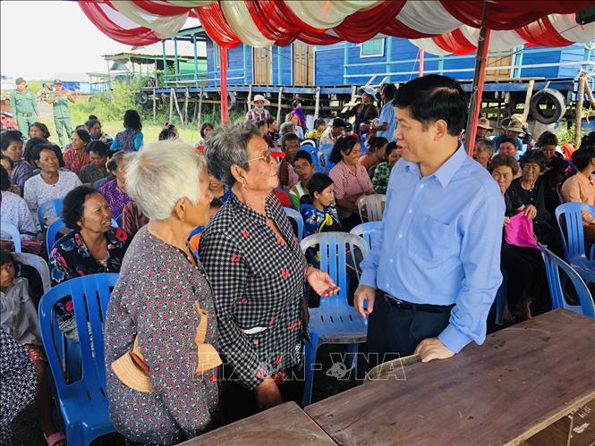 Trong ảnh: Đồng chí Nguyễn Quốc Cường đến thăm hỏi, tìm hiểu cuộc sống của bà con người gốc Việt sinh sống tại tỉnh Kampong Chhnang (Campuchia). Ảnh: TTXVN phát