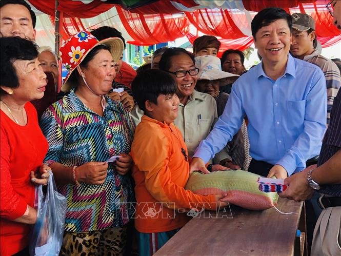Trong ảnh: Đồng chí Nguyễn Quốc Cường đến thăm hỏi, tìm hiểu cuộc sống của bà con người gốc Việt sinh sống tại tỉnh Kampong Chhnang (Campuchia). Ảnh: TTXVN phát