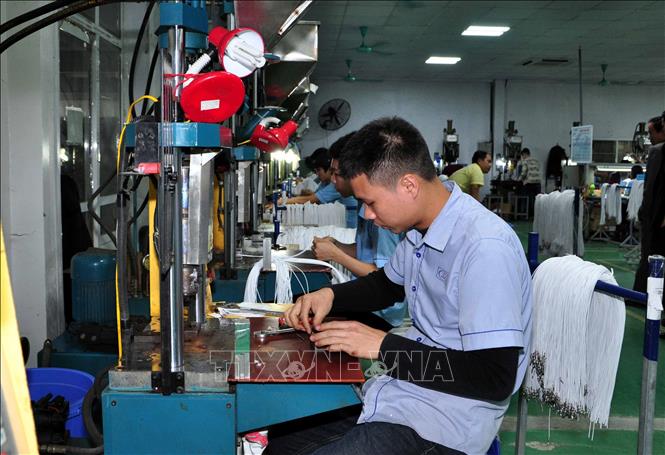 Trong ảnh: Sản xuất linh kiện tai nghe tại Công ty JEP có vốn đầu tư Nhật Bản thuộc Khu công nghiệp Kim Động, Hưng Yên. Ảnh: Phạm Kiên - TTXVN