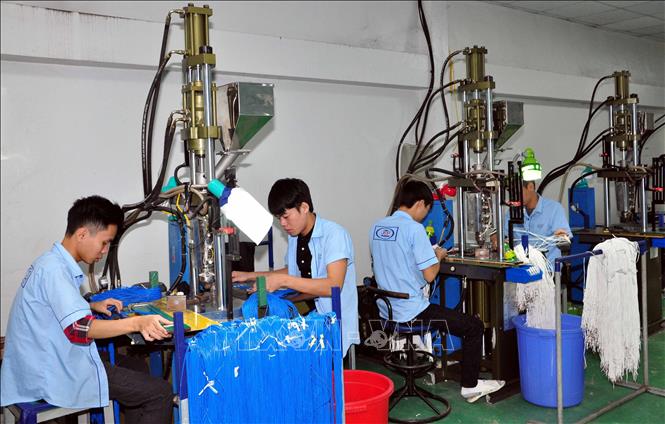 Trong ảnh: Sản xuất linh kiện tai nghe tại Công ty JEP có vốn đầu tư Nhật Bản thuộc Khu công nghiệp Kim Động, Hưng Yên. Ảnh: Phạm Kiên - TTXVN