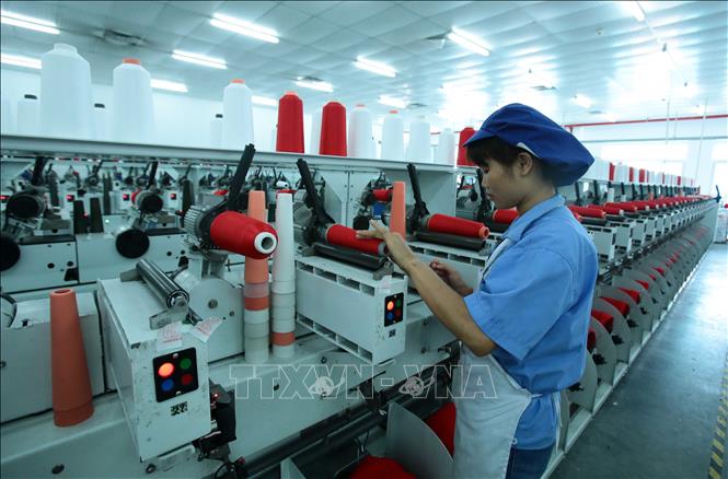 Trong ảnh: Sản xuất dệt nhuộm tại Công ty TNHH Dệt nhuộm Jasan Việt Nam có vốn đầu tư Trung Quốc (Khu công nghiệp dệt may Phố Nối B, Liêu Xá, Yên Mỹ, Hưng Yên). Ảnh: Phạm Kiên - TTXVN
