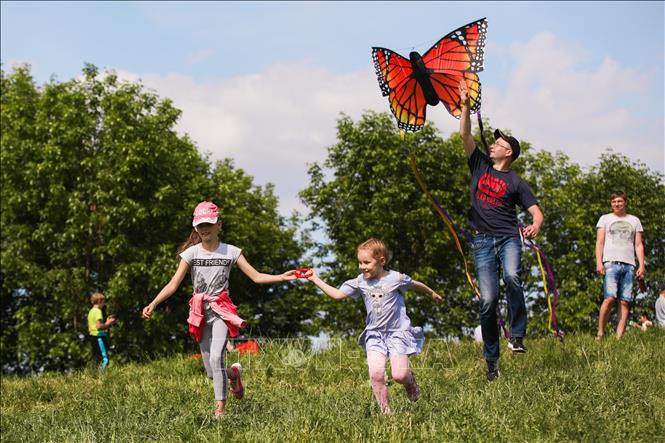 Trong ảnh: Du khách thả diều tại Lễ hội diều Motley ở Moskva, Nga, ngày 26/5/2019. Ảnh: THX/ TTXVN