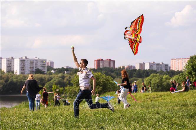 Trong ảnh: Du khách thả diều tại Lễ hội diều Motley ở Moskva, Nga, ngày 26/5/2019. Ảnh: THX/ TTXVN