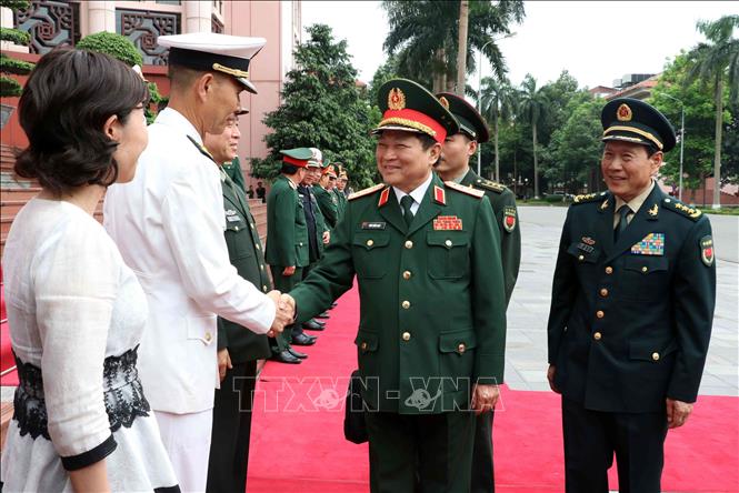 Trong ảnh: Bộ trưởng Bộ Quốc phòng Trung Quốc Ngụy Phượng Hòa giới thiệu các thành viên đoàn đại biểu Quân sự cấp cao Trung Quốc với Bộ trưởng Bộ Quốc phòng Ngô Xuân Lịch. Ảnh: Văn Điệp – TTXVN 
