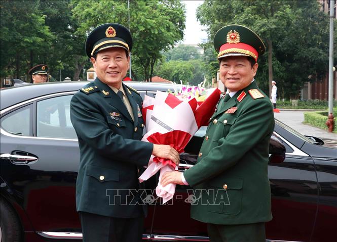 Trong ảnh: Bộ trưởng Bộ Quốc phòng Ngô Xuân Lịch đón Bộ trưởng Bộ Quốc phòng Trung Quốc Ngụy Phượng Hòa. Ảnh: Văn Điệp – TTXVN 