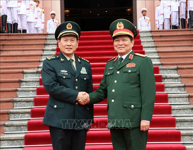 Trong ảnh: Bộ trưởng Bộ Quốc phòng Ngô Xuân Lịch và Bộ trưởng Bộ Quốc phòng Trung Quốc Ngụy Phượng Hòa tại lễ đón. Ảnh: Văn Điệp – TTXVN