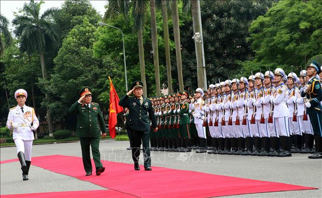Trong ảnh: Bộ trưởng Bộ Quốc phòng Ngô Xuân Lịch và Bộ trưởng Bộ Quốc phòng Trung Quốc Ngụy Phượng Hòa duyệt Đội danh dự Quân đội nhân dân Việt Nam. Ảnh: Văn Điệp – TTXVN