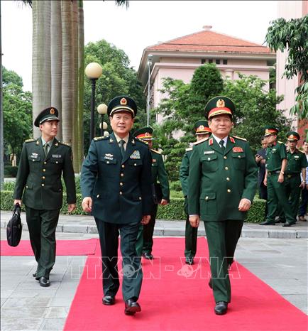 Trong ảnh: Bộ trưởng Bộ Quốc phòng Ngô Xuân Lịch và Bộ trưởng Bộ Quốc phòng Trung Quốc Ngụy Phượng Hòa tại lễ đón. Ảnh: Văn Điệp – TTXVN