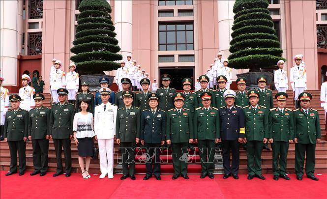 Trong ảnh: Bộ trưởng Bộ Quốc phòng Ngô Xuân Lịch và Bộ trưởng Bộ Quốc phòng Trung Quốc Ngụy Phượng Hòa với các đại biểu. Ảnh: Văn Điệp – TTXVN