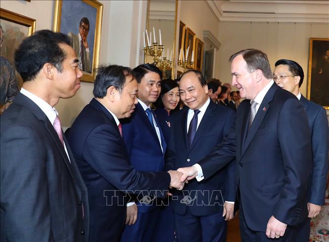 Trong ảnh: Thủ tướng Nguyễn Xuân Phúc giới thiệu với Thủ tướng Thụy Điển Stefan Löfven các thành viên chính thức Đoàn đại biểu cấp cao Việt Nam tại lễ đón. Ảnh: Thống Nhất – TTXVN
