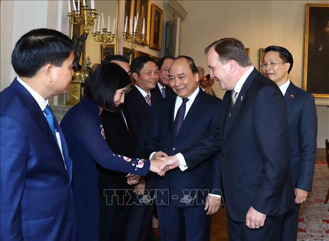 Trong ảnh: Thủ tướng Nguyễn Xuân Phúc giới thiệu với Thủ tướng Thụy Điển Stefan Löfven các thành viên chính thức Đoàn đại biểu cấp cao Việt Nam tại lễ đón. Ảnh: Thống Nhất – TTXVN