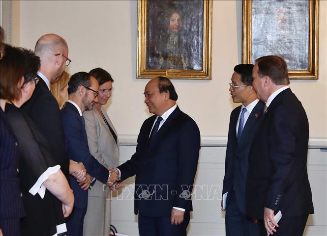 Trong ảnh: Thủ tướng Nguyễn Xuân Phúc bắt tay các quan chức Thụy Điển tại lễ đón. Ảnh: Thống Nhất – TTXVN