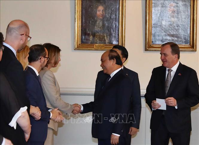Trong ảnh: Thủ tướng Nguyễn Xuân Phúc bắt tay các quan chức Thụy Điển tại lễ đón. Ảnh: Thống Nhất – TTXVN