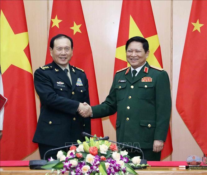 Trong ảnh: Bộ trưởng Bộ Quốc phòng Ngô Xuân Lịch đón Bộ trưởng Bộ Quốc phòng Trung Quốc Ngụy Phượng Hòa. Ảnh: Văn Điệp – TTXVN