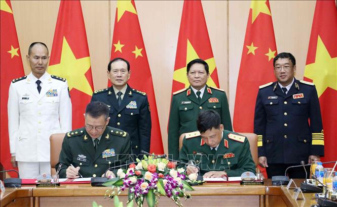 Trong ảnh: Bộ trưởng Bộ Quốc phòng Ngô Xuân Lịch và Bộ trưởng Bộ Quốc phòng Trung Quốc Ngụy Phượng Hòa chứng kiến lễ ký Bản ghi nhớ Hợp tác Y tế quân sự giữa hai bên. Ảnh: Văn Điệp – TTXVN