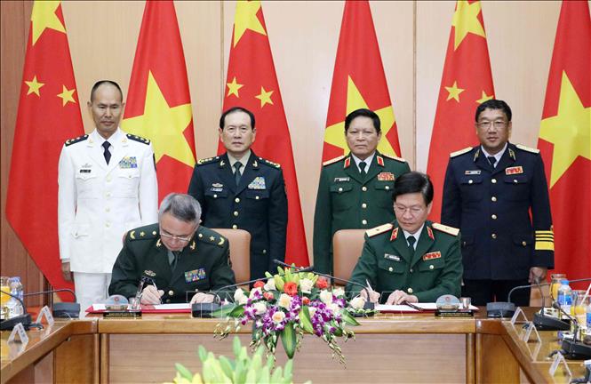 Trong ảnh: Bộ trưởng Bộ Quốc phòng Ngô Xuân Lịch và Bộ trưởng Bộ Quốc phòng Trung Quốc Ngụy Phượng Hòa chứng kiến lễ ký Bản thỏa thuận về đào tạo nhân viên quân sự năm học 2019-2020 giữa hai bên. Ảnh: Văn Điệp – TTXVN