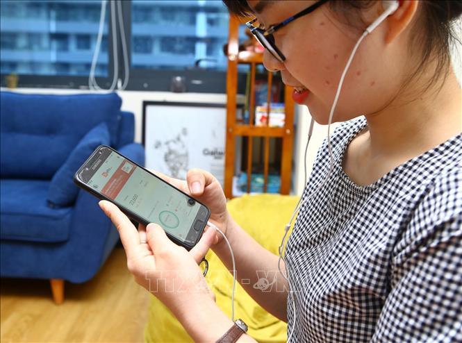 Trong ảnh: Các Telesale tự do được kết nối qua ứng dụng TelePro cài trên điện thoại thông minh, có thể làm việc tại nhà. Ảnh: Minh Quyết - TTXVN 