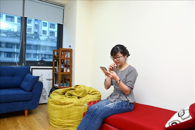 Trong ảnh: Các Telesale tự do được kết nối qua ứng dụng TELEPRO cài trên điện thoại thông minh, có thể làm việc tại nhà. Ảnh: Minh Quyết - TTXVN 