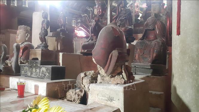 Trong ảnh: Hệ thống tượng quý làm bằng đất tại chùa Báo Ân, xã Đồng Quang, huyện Quốc Oai đang bị hủy hoại bởi thời tiết và thời gian. Ảnh: Đinh Thuận - TTXVN