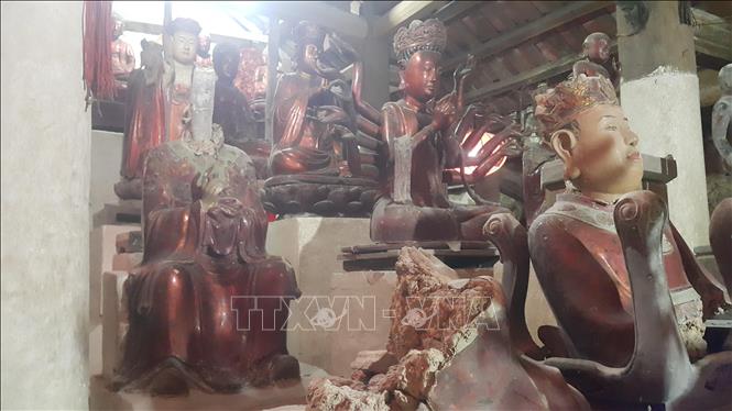 Trong ảnh: Hệ thống tượng quý làm bằng đất tại chùa Báo Ân, xã Đồng Quang, huyện Quốc Oai đang bị hủy hoại bởi thời tiết và thời gian. Ảnh: Đinh Thuận - TTXVN